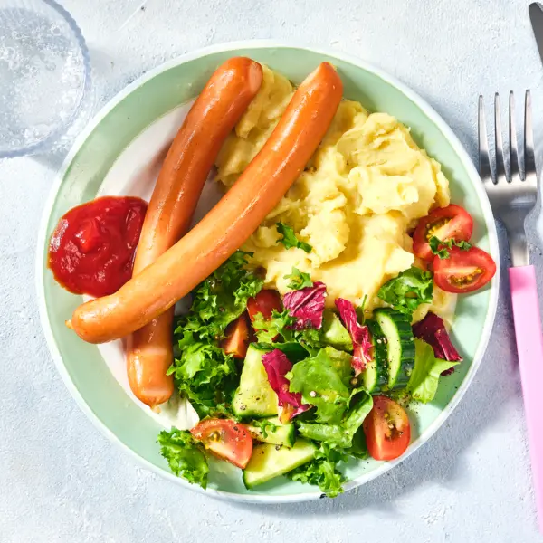 Wiener Würstchen mit Kartoffelpüree und Salat