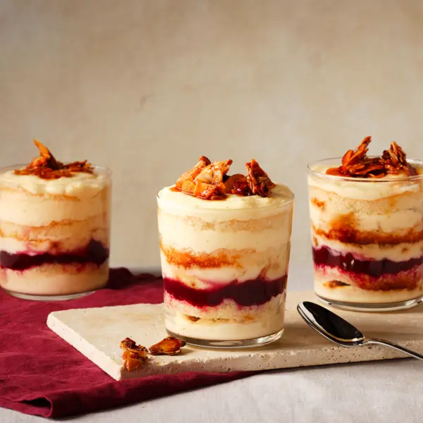 Weihnachtliches Bienenstich-Dessert im Glas