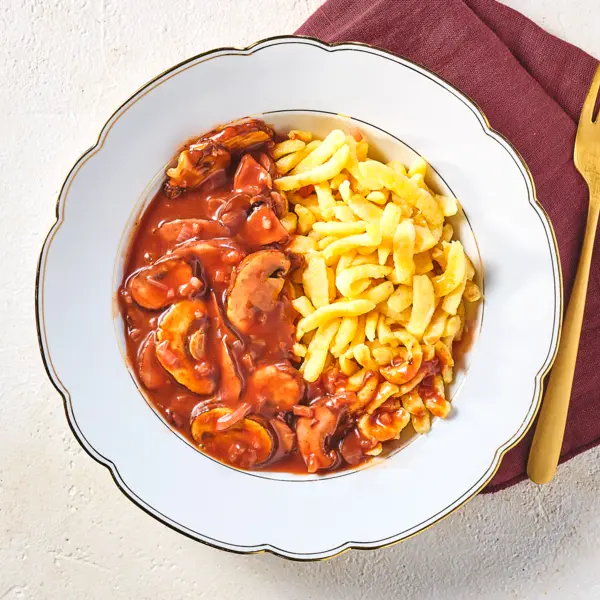 Spätzle mit Champignon-Rotweinsoße