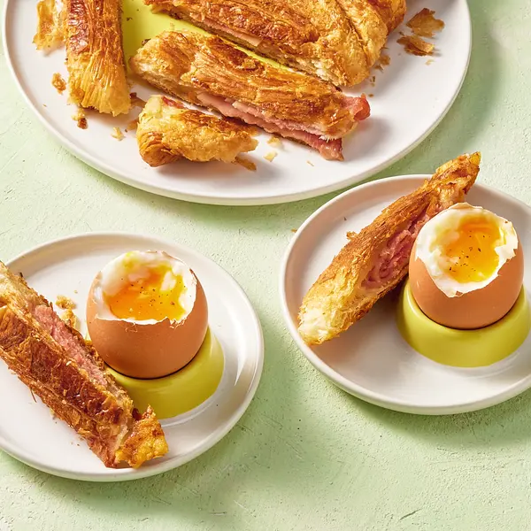 Herzhafte Croissant-Streifen mit gekochtem Ei