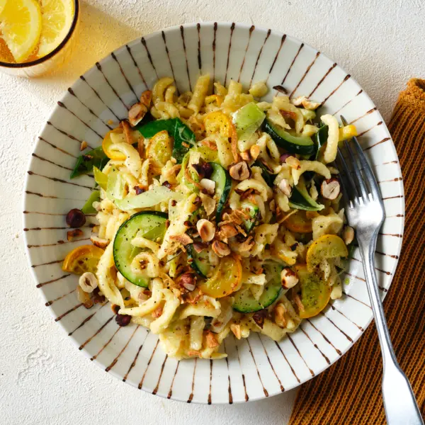 Haselnuss-Käsespätzle mit Zucchini