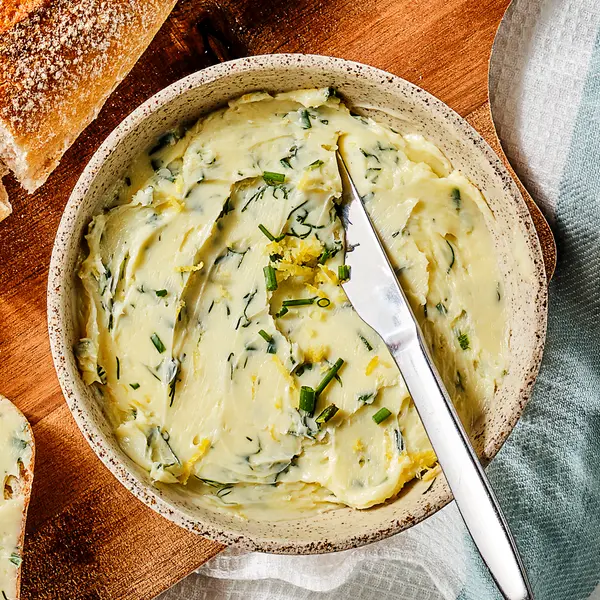Zitronen-Kräuterbutter mit Baguette