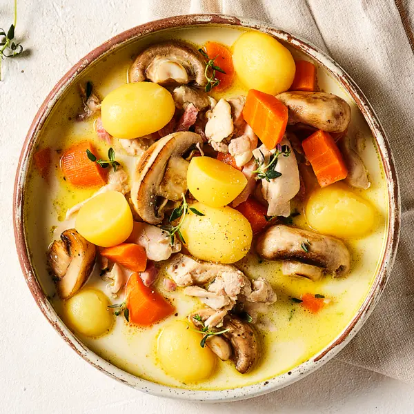 Kartoffel-Eintopf mit Hähnchen und Champignons