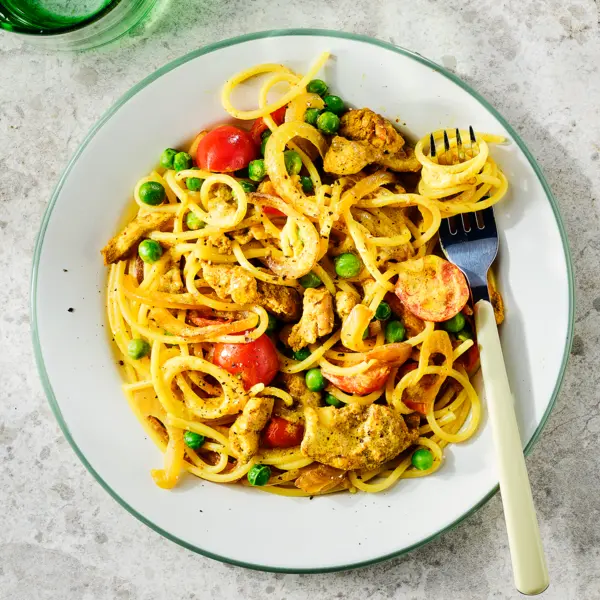 Spaghetti mit Hähnchen in cremiger Curry-Soße