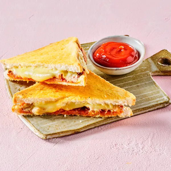 Im Airfryer gegrilltes Käsesandwich mit getrockneten Tomaten