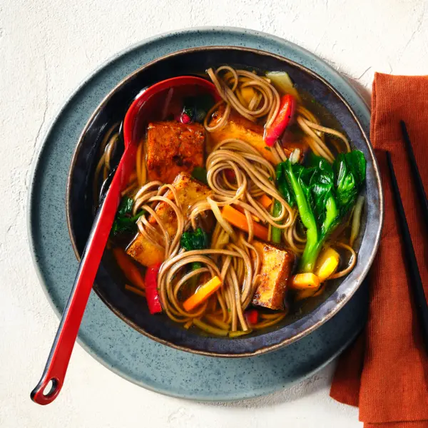 Soba-Nudelsuppe mit Tofu und Gemüse