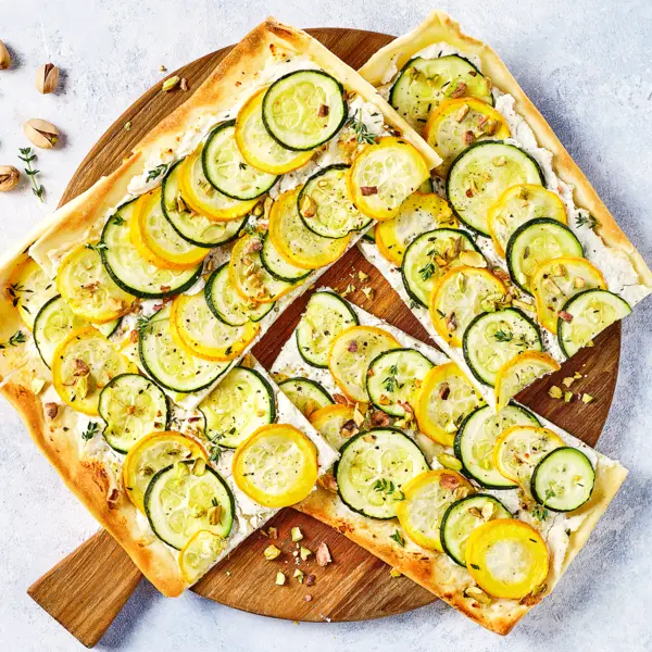 Zucchini-Flammkuchen mit Pistazien