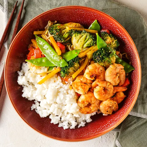 Wokgemüse mit Garnelen und Reis