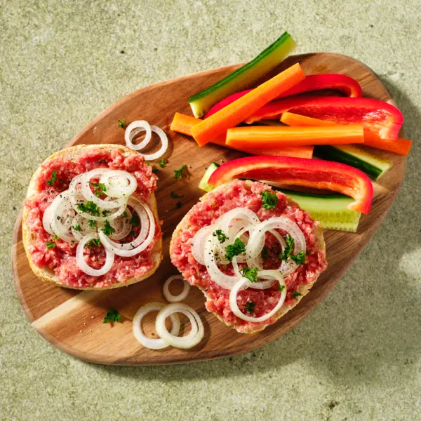 Zwiebelmettbrötchen mit Gemüsesticks