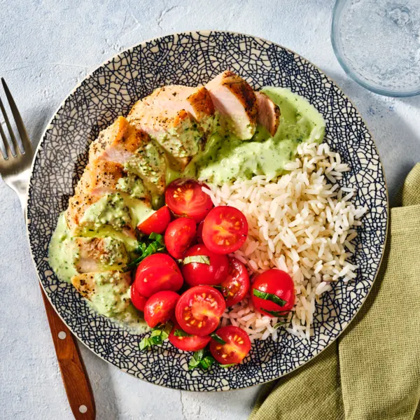 Mediterranes Hähnchen mit Basilikumsoße und Tomatensalat