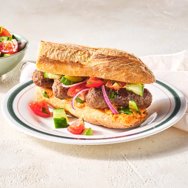 Cevapcici-Sandwich mit Ajvar-Mayo