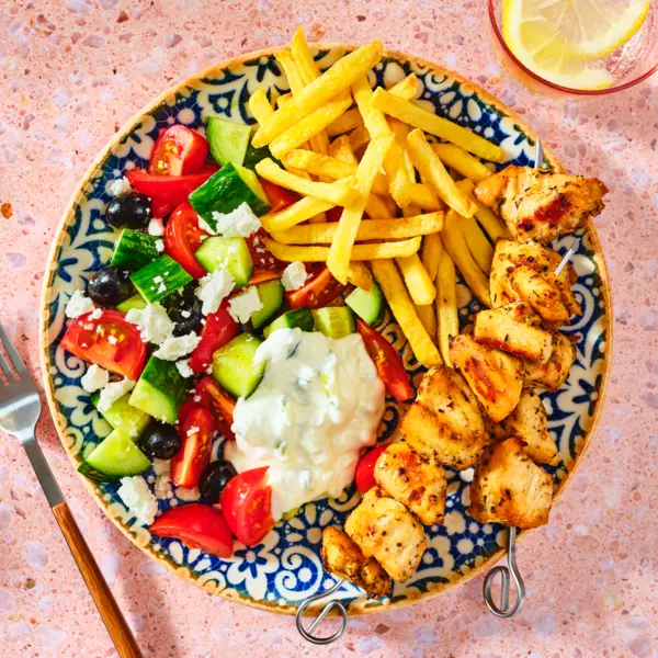 Hähnchen-Souvlaki mit Pommes und griechischem Salat