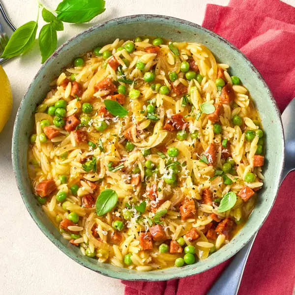Cremige Kritharaki mit Chorizo und Erbsen