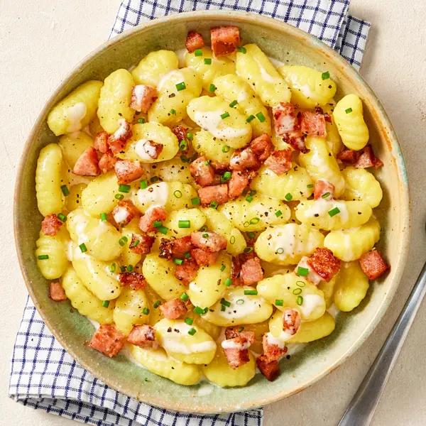 Gnocchi mit Mettwürsten in cremiger Käsesoße