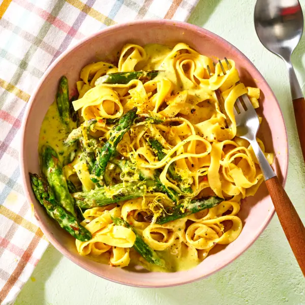 Zitronen-Pasta mit grünem Spargel
