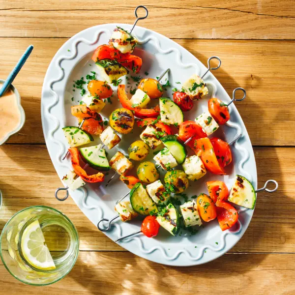 Halloumi-Gemüse-Spieße mit Ajvar-Dip