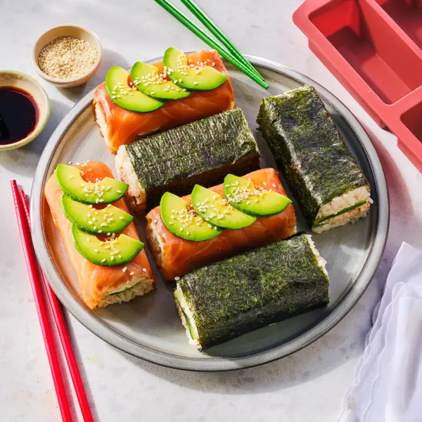 Sushi-Rollen mit Thunfisch und Lachs