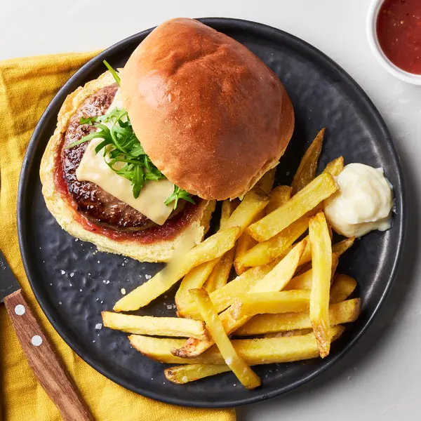 Cheeseburger mit Pommes