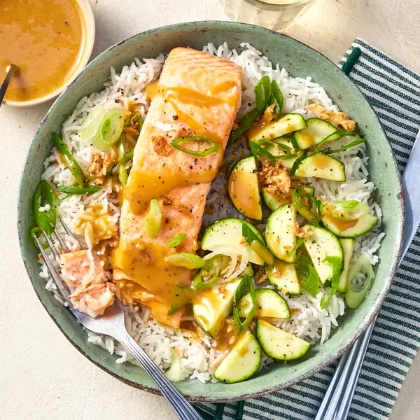 Asia-Bowl mit gegrilltem Lachs und Zucchini