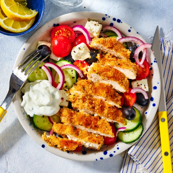 Griechischer Salat mit knusprigen Hähnchenstreifen