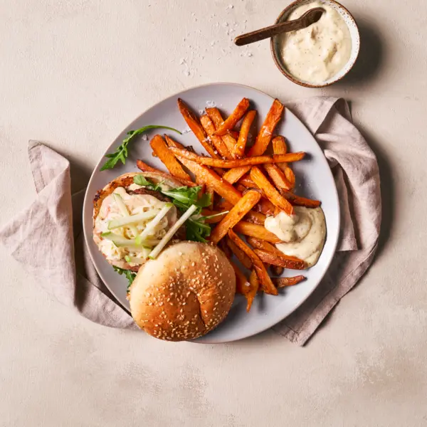 Cheeseburger mit Sauerkraut und Süßkartoffelpommes