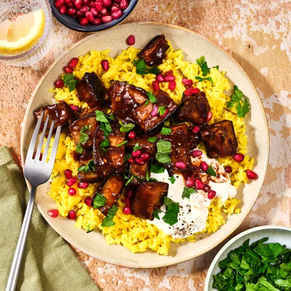 Einfach glasierte Aubergine mit Joghurtsoße und gelbem Reis
