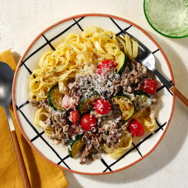 Tagliatelle al Ragù in Parmesansoße