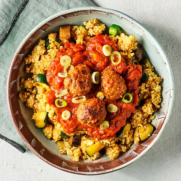 Pikanter Couscous mit Veggie-Fleischbällchen