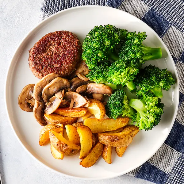 Hacksteak mit Kartoffelspalten und Champignons