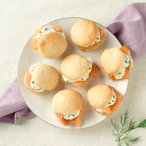 Selbstgemachte Scones mit Räucherlachs