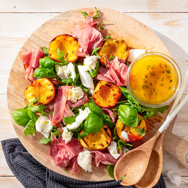 Rucola-Salat mit gegrilltem Pfirsich, Schinken und Mozzarella