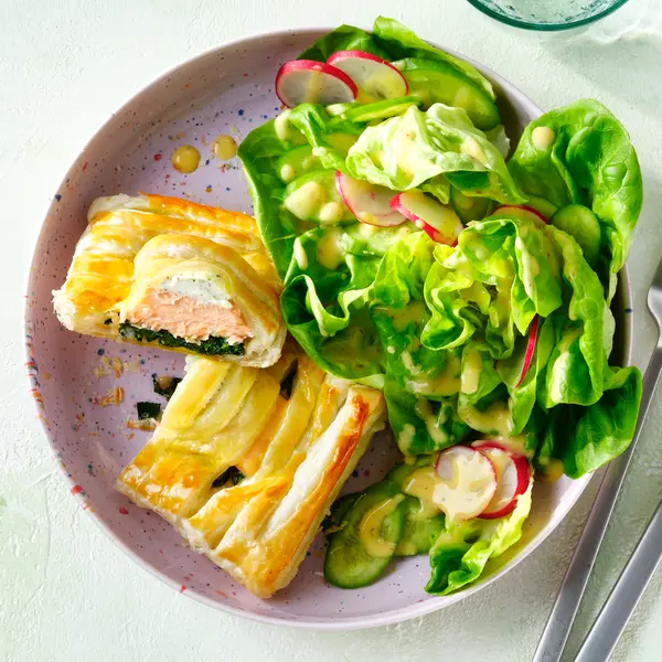 Lachs im Blätterteig mit Salat