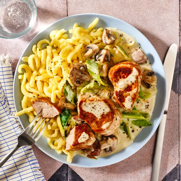 Schweinemedaillons in Pilz-Rahm-Soße mit Spätzle
