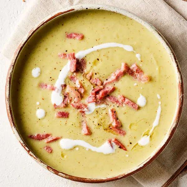 Cremige Blumenkohl-Senf-Suppe mit Speck