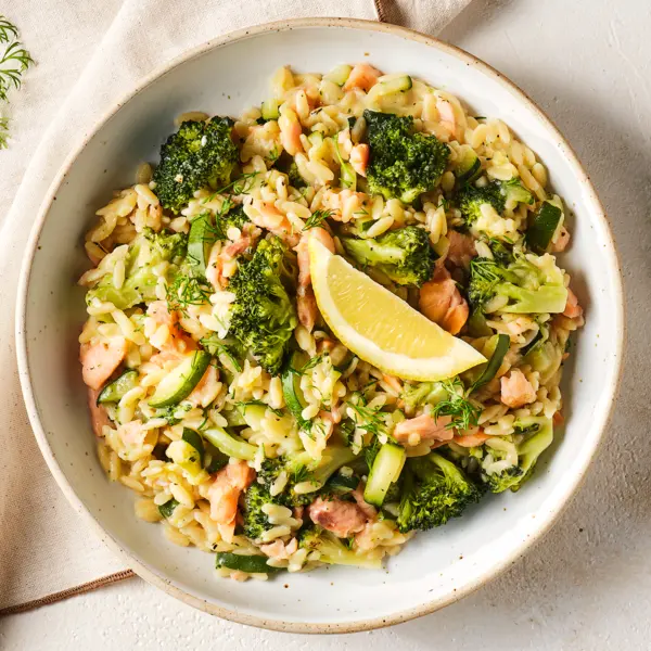 Schneller Kritharaki-One-Pot mit Lachs