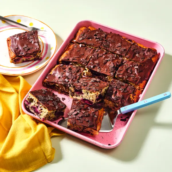 Ameisen-Blechkuchen mit Kirschen