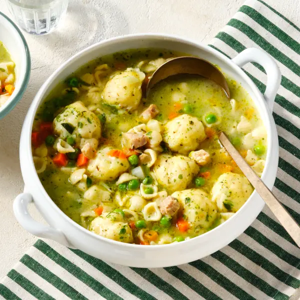 Hühner-Nudelsuppe mit Klößchen