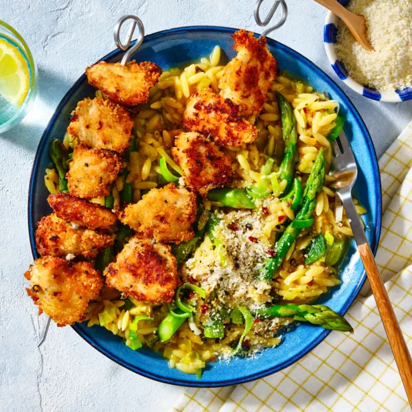 Zitronige Kritharaki mit knusprigen Hähnchenspießen