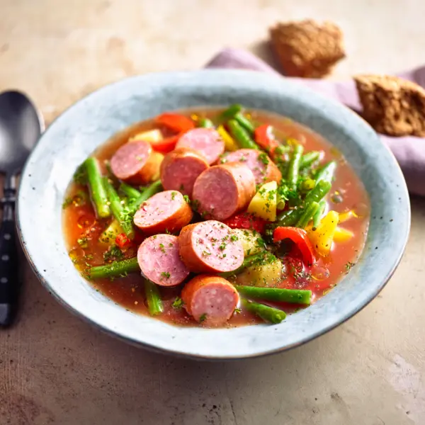 Grüne Bohnensuppe mit Mettwürstchen