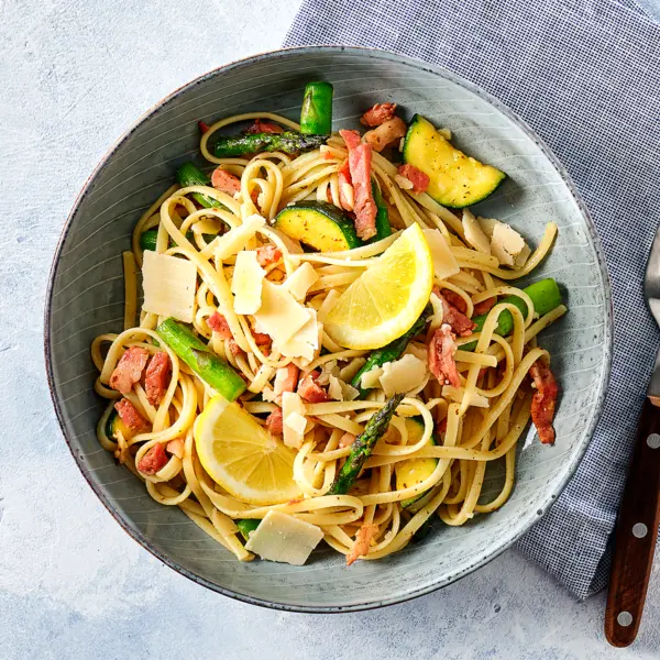 Linguine mit grünem Spargel und Speck