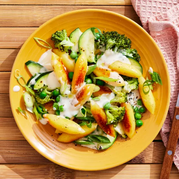 Schupfnudeln mit grünem Gemüse in Frischkäse-Sauce