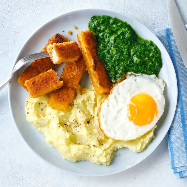 Fischstäbchen mit Spinat und Spiegelei