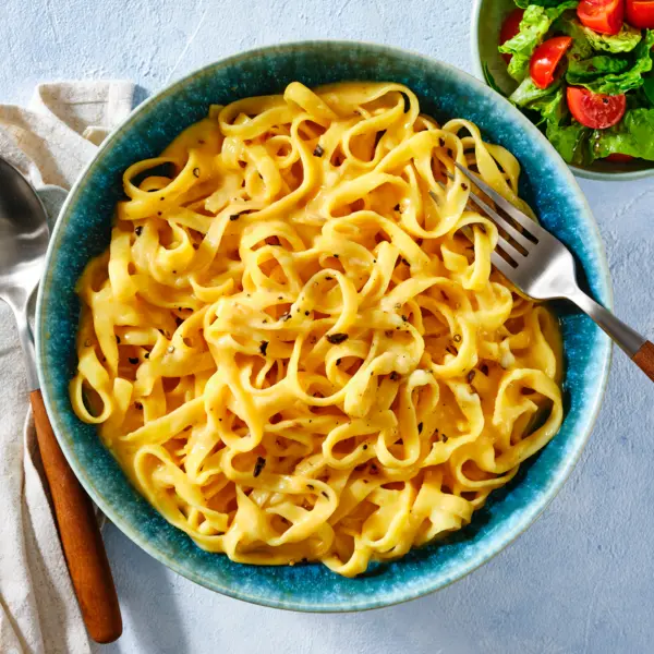 Trüffelpasta Carbonara-Style mit Salat