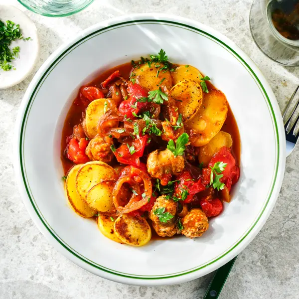 Bratkartoffeln in Tomatensoße mit Würstchen