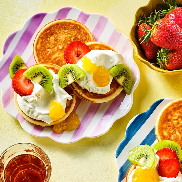 Schnelle Pfannkuchen mit Erdbeeren und Zitronenquark