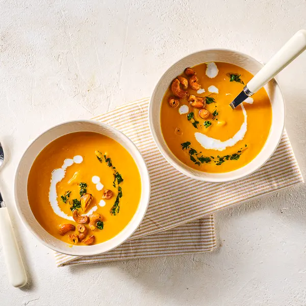 Möhrencremesuppe mit Curry-Cashews