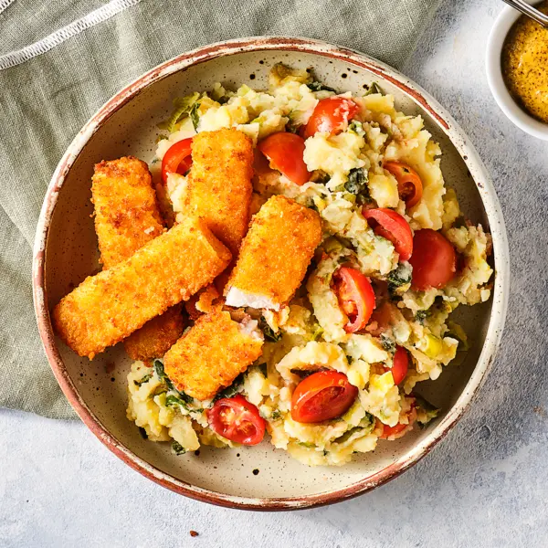 Kartoffelstampf mit Lauch und Fischstäbchen