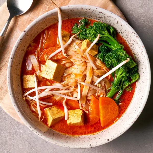 Gelbe Curry-Nudelsuppe