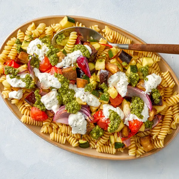 Nudelsalat mit geröstetem Gemüse und Burrata