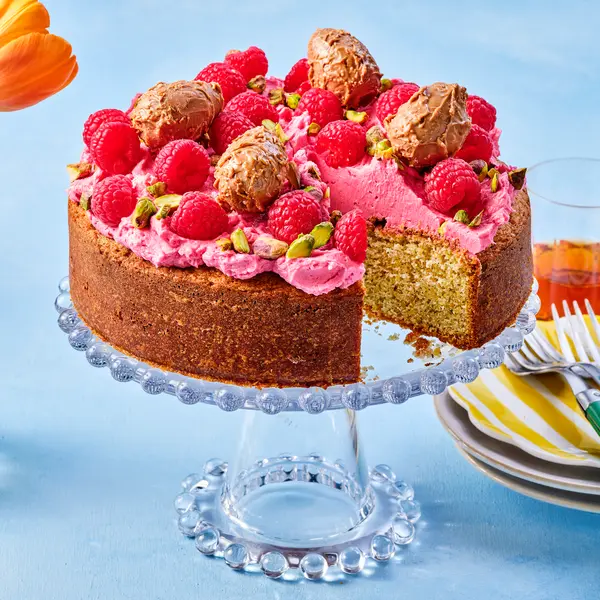 Pistazienkuchen mit Beeren